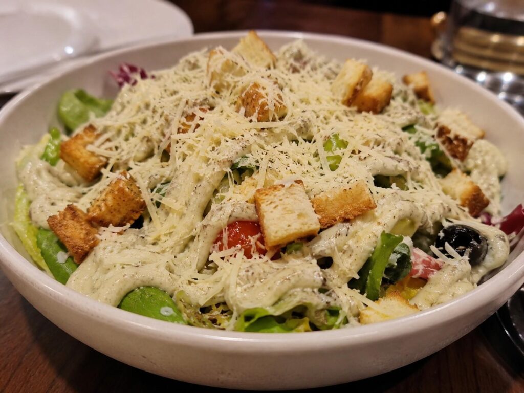 Restaurant salads with heavy dressing that limit fat loss